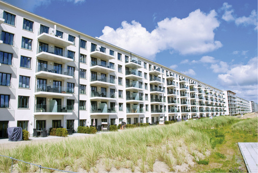 
Ansicht der Seeseite Block II des Kraft-durch-Freude-Seebades in Prora: 500 m neue und komfortable Apartments und Wohnungen.



