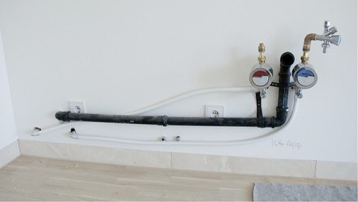 
Anschluss für Spüle und Spülmaschine mit längerem Verzug.



