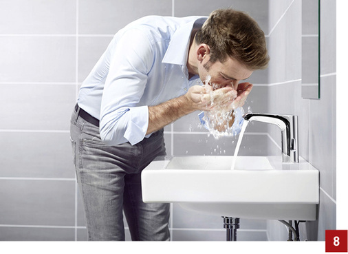 
Elektronische Armaturen wie die „Xeris“ von Schell können eine Nutzungsunterbrechung erkennen und reagieren darauf mit einer individuell einstellbaren Stagnationsspülung.



