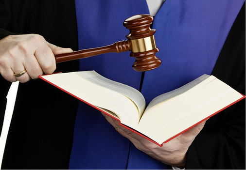 



Leicht zu übersehen ist, dass die außerordentliche Kündigung im Werkvertrag formfrei und im Bauvertrag nur schriftlich (§ 650h BGB) ausgeübt werden kann.
