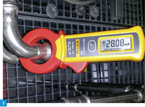 
Strom in einen Rohr aus V-Material in einem Hightech-Betrieb.



