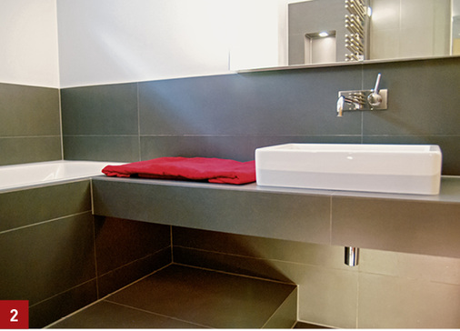 

2 Durch die zweite Ebene wird die Wanne optisch in den Boden versenkt.

