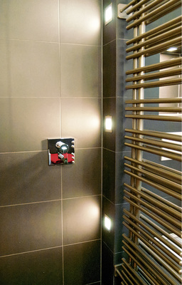 



Die Seitenwand der deckenhohen Vorwandschale wird zur Beleuchtung genutzt.
