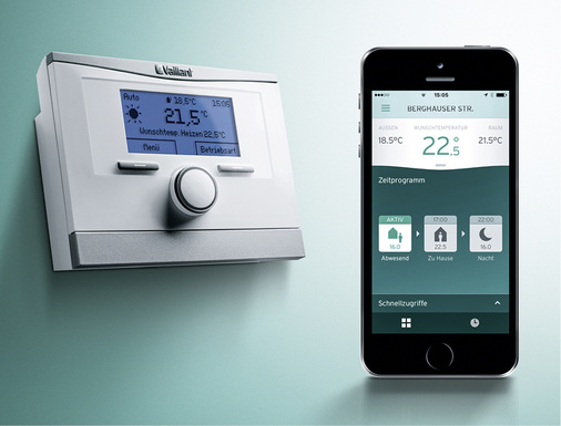 
Der Regler multiMatic 700 von Vaillant bindet zusammen mit dem Internet-Gateway VR920 neue wie auch ältere Heizungsanlagen des Herstellers in ein übergreifendes Energienetzwerk ein und macht sie per App fernsteuerbar. Über das Netzwerk-Gateway wird auch der Kontakt zu anderen EEBUS-kompatiblen Geräten im Haus hergestellt. 



