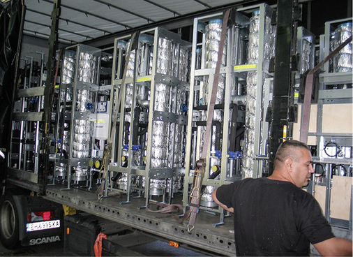 



Pünktlichkeit ist Trumpf: Anlieferung der auf Maß vorgefertigten Installationsregister.
