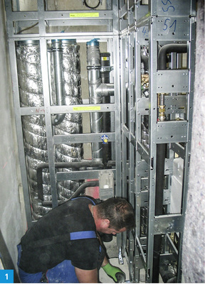 
1 Einbau der Leichtbaumodule. Die Rückwand der Vorwandelemente dient der Versorgung der Küchen und nimmt die statischen Belastungen der Kücheneinrichtung durch integrierte Holzelemente auf.



