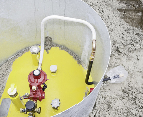 
Das Foto zeigt einen Druckregler im Domschacht des Flüssiggasbehälters. Der Druckregler an der Flüssiggasleitung sollte vom SHK-Handwerker grundsätzlich so eingebaut werden, dass seine Atmungsöffnung schräg nach unten zeigt.



