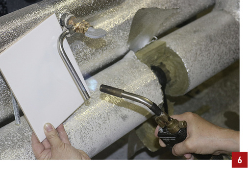 
Die Formulierungen der TrinkwV lassen keine Interpretation mehr zu: Die Probenahme in Trinkwasserinstallationen darf nur noch direkt beim Labor beauftragt werden.



