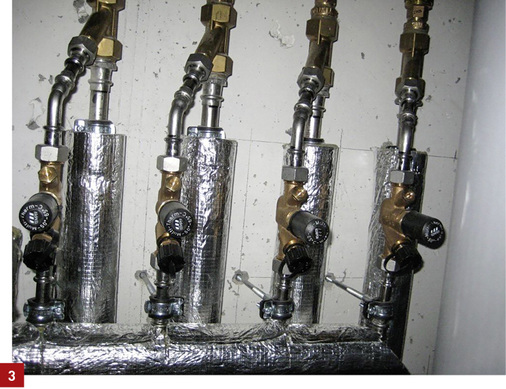 
Die innenliegende Zirkulationstechnik System Pipe in Pipe von HD Spiegel ist als PE-Xc Rohr in d 8 x 1 mm und d 12 x 1,2 mm und mit verschiedenen Komponenten erhältlich. Das Foto zeigt beispielhaft den Einsatz des Systems in vier Strängen.



