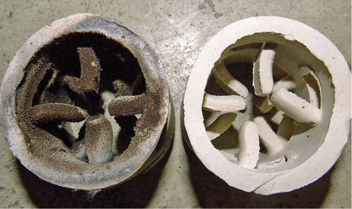 
Die Nachbehandlungsstufe besteht aus (preisgünstigen) keramischen oder metallischen Füllkörpern. Diese verbessern die Verbrennung (Effizienz, Oxidation), auch bei Teillast und in der Ausbrandphase. Auch staubförmige brennbare Bestandteile werden durch Verdampfen oder thermische Zersetzung in brennbare Gase umgewandelt. Vorteil: Die Füllkörper reinigen bzw. regenerieren sich eigenständig und müssen nicht gewartet werden. 



