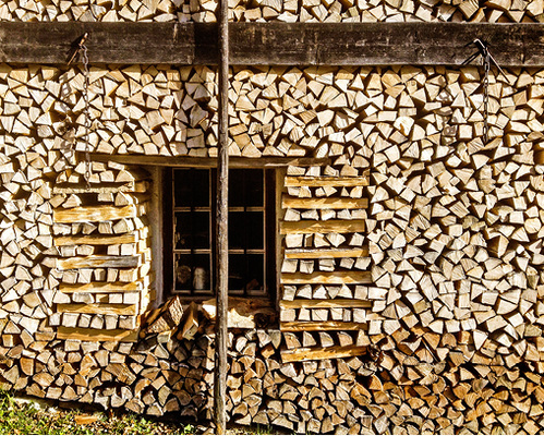 
Der als umweltfreundlich, weil CO2-neutral geltende Brennstoff Holz ist im Zuge der Feinstaub-/Dieseldiskussion aufgrund nunmehr belegter Schwächen im Verbrennungsprozess unter Druck geraten. Die Hersteller haben darauf reagiert, sodass mittelfristig mit einer neuen Generation innovativer Holzheizkessel gerechnet werden kann.



