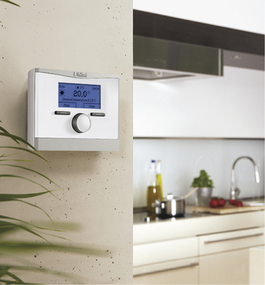 
Die Netzwerkschnittstelle, die auch für EEBus oder andere Vernetzungsstandards vorgesehen ist, sitzt in der Regel im zentralen Steuergerät der Heizung oder wird an dieses angeschlossen – wie etwa am Multimatic-Regler von Vaillant. 



