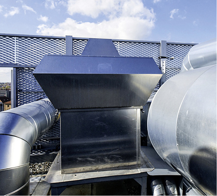 

Dual-Use-Brandgasventilatoren können beides: eine sichere Entrauchung gewährleisten und für den regelmäßigen Luftaustausch in der Halle sorgen. 





