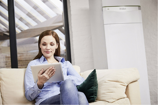 



Gerade beim Austausch einer z. B. 15 Jahre alten Wärmepumpe profitieren Endkunden davon, dass die Wärmequelle wie die Bohrung bereits vorhanden ist. Die neue Wärmepumpe bietet zudem deutlich mehr Effizienz und Bedienkomfort. 
