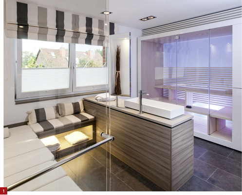 

Der in der Raummitte seitlich wandgebundene Waschplatz fungiert als kommunikatives Herzstück. 





