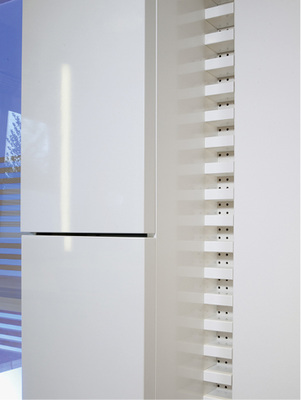 
Eine abnehmbare, umlaufende Blende mit Lüftungsschlitzen/Löchern für die Sauna.



