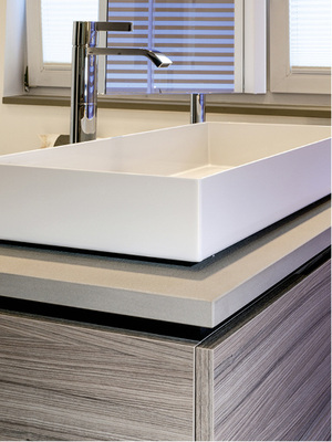 
Der Möbelwaschtisch (Alape) mit Push-to-open-Schubladen nutzt jeden Zentimeter Stauraum.



