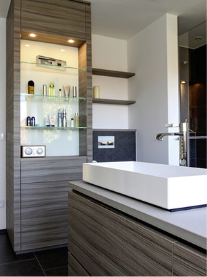 
Über dem WC befinden sich Regale z. B. zur Aufnahme von Lesestoff. 



