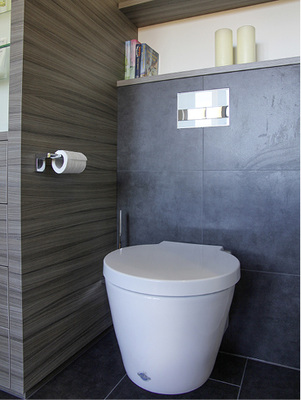 
Das WC versteckt sich zum Eingang hin hinter dem Schrank.



