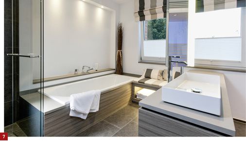 
Die Wanne musste wegen der Liegeflächenabdeckung bis an die Wand gehen. So entstand eine kleine Vorwand für die horizontalen Bedienelemente. 



