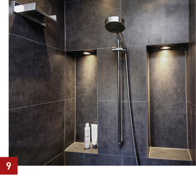 
Schwallbrause und eine Brause mit Stange runden das Saunakonzept ab. Nischen bieten Platz für das Duschzeug.



