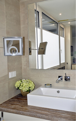 
Großzügige Raumfluchten, warme Farben, nützliche Details: So erhalten barrierefreie Bäder in Mietwohnungen eine Komfort-Note.



