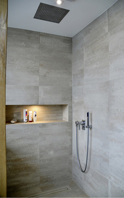 <p>
Die Duschzone ist 120 x 120 cm groß. In der Nische ist eine Dusch-Reling mit Klappsitz nachrüstbar.
</p>

<p>
</p> - © Stark

