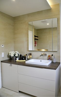 
Die Waschtischkonsole beherbergt gut versteckt eine umbaute Waschmaschine (links).



