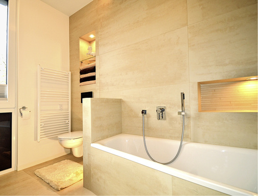 
Gestalten im Raum mit einer Abtrennung zum WC und Nischen im Fugenschnitt. Außerdem wurde die Fliese großflächig als Gestaltungselement eingesetzt.



