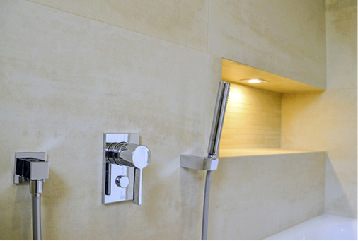 
Die Nische an der Badewanne wurde sauber nach Fugenschnitt gestaltet – die Armaturen sind perfekt angepasst.



