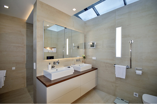 
Badplanung mit Doppelwaschtisch: Der Einbauspiegelschrank wirkt wie ein eleganter Spiegel.



