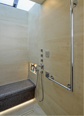 <p>
Die Duschzone verfügt über eine gemauerte Sitzbank. 
</p>

<p>
</p> - © Stark

