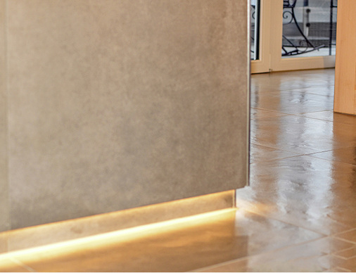 
Ein beleuchteter Untertritt an der Badewanne sorgt für Orientierung im Bad – auch nachts.



