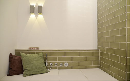 
Die Badewanne wird zur Sitz- und Liegefläche mittels passender Auflagen.



