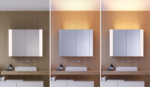 <p>
Das Wechselspiel erzeugt unterschiedliche Lichtszenarien, bis hin zur Nachahmung von Tageslichtverhältnissen im Bad: Spiegelschrank klassisch (links), Raumbeleuchtung (Mitte), beide Varianten kombiniert (rechts).
</p>

<p>
</p> - © Bilder: Burgbad

