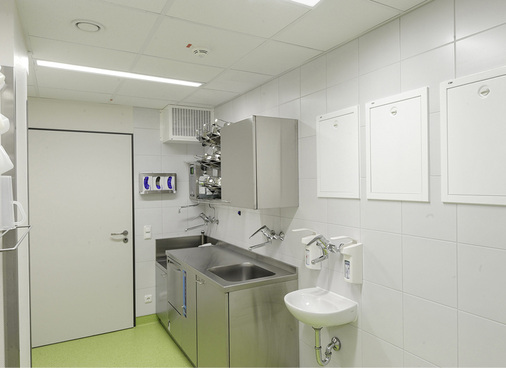 
Zentraler Bestandteil des Trinkwasser-Hygienekonzeptes des Allgemeinen Krankenhauses Celle: die hochkomplexe Trinkwasserinstallation in sanitärtechnischen „Funktionseinheiten“ zerlegen und durch realistische Gleichzeitigkeiten „schlanker“ auslegen.



