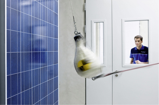 
Zu Testzwecken stürzt sich eine Abrissbirne auf ein Photovoltaikmodul. Belastungstests werden nach IEC-Standards durchgeführt (International Electrotechnical Commission). 



