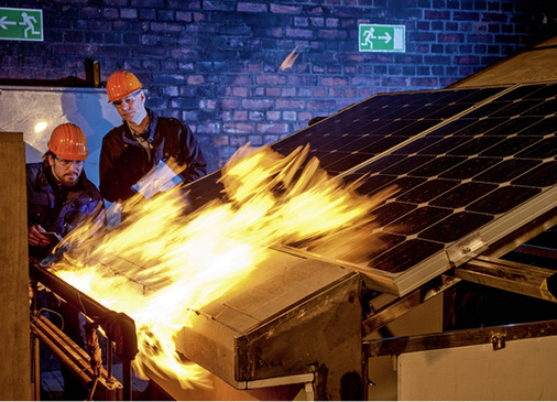 
Der TÜV Rheinland führt gemeinsam mit Fachleuten von Currenta in Leverkusen Brandschutztests an Solarmodulen durch. 



