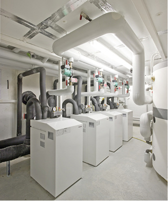 
Bei Hauswärmepumpen ist die Umstellung von HFKW-Kältemitteln auf halogenfreie Verbindungen oft mit einem Technologiewechsel verbunden. Über die ökologischen Vorteile von „Wärmepumpen mit natürlichen Kältemitteln“ informiert der gleichnamige Bericht des UBA.



