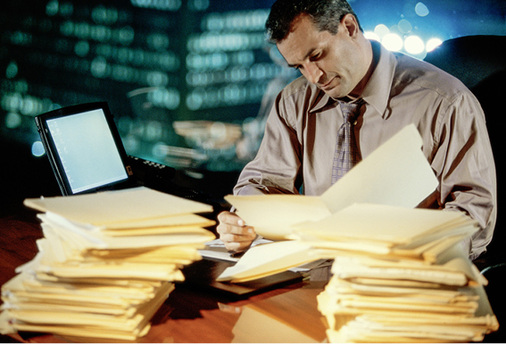 
Lektüre, die hohe Konzentration erfordert, liest sich am frühen Morgen oder abends leichter, wenn Ruhe im Büro herrscht.



