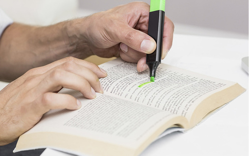 



Lesen mit System: Wichtige Informationen zu markieren und zu kommentieren erleichtert die spätere Bearbeitung.
