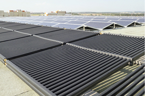 
Die Solarabsorber beschleunigen die Regeneration des Eisspeichers. Die PV-Anlage dient der Versorgung der Wärmepumpe.



