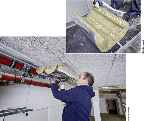 
Die einseitig aufgeschlitzte Sprinklerdämmung Conlit PS 150 Sprinkler Section wird mit der offenen Seite über die Sprinklerleitung gelegt. Die zuvor mit Conlit Fix Brandschutzkleber versehenen Stöße der Schale werden aufeinandergedrückt und so geschlossen.
