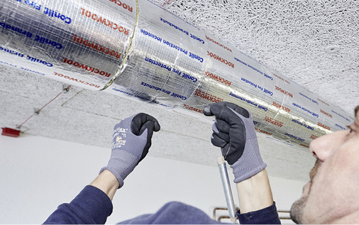 
Abschließend werden die Rohrschalen ebenso wie alle Formteile für Bögen und Kupplungen mit Bindedraht oder Spannband in einem Abstand von etwa 400 mm fixiert.



