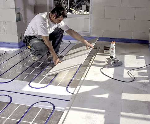 
Die Fußbodenheizung ist das beliebteste Flächenheizsystem. Trockensysteme können den Bauablauf beschleunigen.



