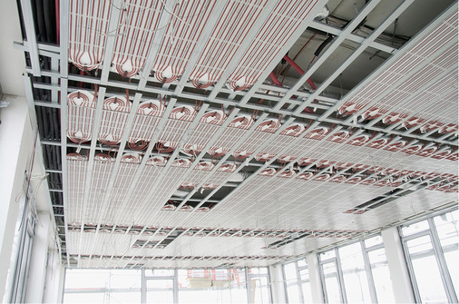 
Für die zusätzliche Kühlung im Sommer bieten sich die Deckenflächen besonders an.



