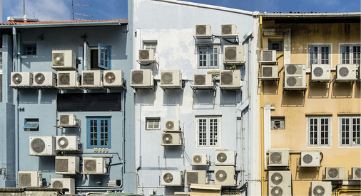 <p>
Negativbeispiel einer Gebäudeklimatisierung: Sie ist energetisch ineffizient, laut und optisch katastrophal.
</p>

<p>
</p> - © Katharina13 / Thinkstock

