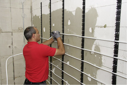 
Montage der Systemrohre in Befestigungsschienen.



