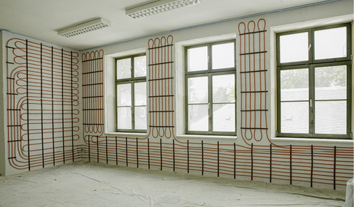 
Fertig montiertes Wandheizsystem mit Systemrohren in Befestigungsschienen.



