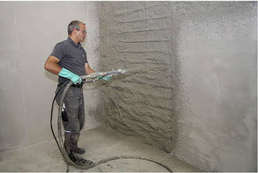 
Aufbringen des Unterputzes (Systemrohrebene) mit Putzmaschine.



